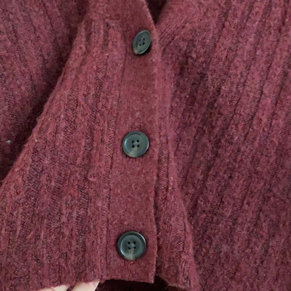 American Eagle Maroon Cropped Cardigan - Picture 3 of 4